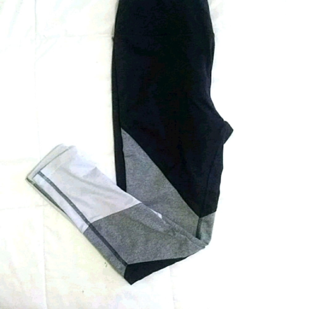 Like new 🔖  active soft leggings. Black and grey